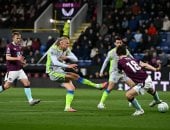 مانشستر سيتي يهزم بيرنلي ويواصل الضغط على صدارة الدوري الإنجليزي