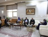 محافظ الوادي الجديد تبحث تعزيز مناخ الاستثمار بالمحافظة ودعم الصناعات التحويلية