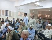 رئيس مركز الخارجة يعقد لقاءً جماهيرياً بقرية "المنيرة" لبحث ملفات التقنين 