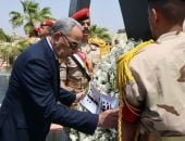 محافظ الإسماعيلية يضع إكليلا من الزهور على النصب التذكاري لشهداء الجيش الثاني
