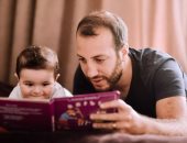 اليوم العالمى للكتاب.. 5 حيل ذكية تخلى طفلك يعشق القراءة