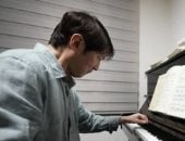 أصيب بشلل يده فأبدع فى عزف البيانو.. قصة رجل لم يستسلم للجلطة الدماغية