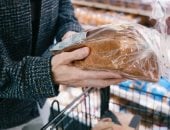 خدى بالك.. أخصائية تغذية تكشف سر لون الخبز البنى فى بعض المتاجر