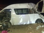 مصرع شخص وإصابة 14 فى انقلاب ميكروباص على طريق سفاجا - قنا