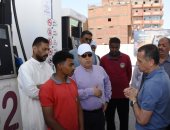 محافظ أسوان يفاجئ محطات الوقود