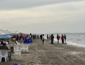 الناس نزلت الميه.. إقبال كبير على شاطئ محافظة بورسعيد.. فيديو