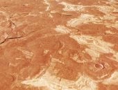 صور مركبة فضائية تُظهر رمادًا بركانيًا قديمًا يتطاير عبر سطح المريخ