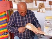 محمد سعد يحول جريد النخيل لمنحوتات فنية والرمال للوحات بمعرض الزهور