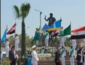 وضع إكليل الزهور أمام تمثال الإسكندر الأكبر احتفالا بتأسيس الإسكندرية.. فيديو