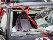 وسط الدمار ورغم الحصار.. عروس غزة تزف بسيارة دمرتها إسرائيل.. صورة اليوم