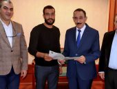 محافظ سوهاج يسلم أول عقدين عبر المنصة الوطنية لتقنين أراض أملاك الدولة