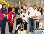 مطار القاهرة يحتفل بعيد تحرير سيناء مع الركاب بالورود والشيكولاتة  