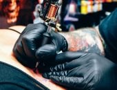 حبيب متسلط يوشم اسمه عشرات المرات على وجه صديقته