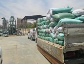 أطنان الذهب الأصفر تنطلق في العربات من المزارع إلى مواقع التخزين.. وكيل تموين الأقصر يؤكد على دعم المزارعين في 4 مواقع تخزينية بسعة 43 طن قمح.. والمزارعون ينطلقون في عمليات الحصاد والدراسة للقمح قبل التوريد