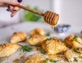 طريقة عمل فطائر بالجبن والسمسم والعسل