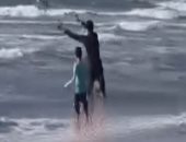 كشف ملابسات واقعة إلقاء كلب بمياه البحر بدمياط وضبط المتهم