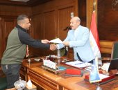 محافظ السويس يستجيب لشكوى مواطن ويوجه بإنهاء أوراقه خلال 24 ساعة
