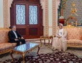 سلطان عُمان يستقبل وزير الخارجية الإيرانى لبحث سبل إنهاء الحرب