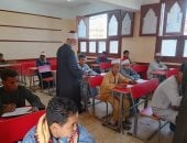 مدير منطقة سوهاج الأزهرية يتفقد أعمال امتحانات النقل الإعدادى