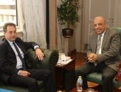 وزير الكهرباء يبحث مع سفير فرنسا بالقاهرة سبل التعاون فى مجالات الطاقات المتجددة