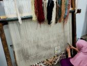 بأنامل ذهبية.. قرية الدواخلية بالمحلة تحافظ على ريادة صناعة السجاد اليدوى
