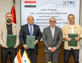 اقتصادية قناة السويس توقع عقد "ديناميك راوس ويلتيم للملابس" التركية بالقنطرة غرب الصناعية