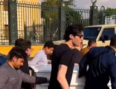 أمير عيد وتامر هاشم وزاب ثروت يحملون نعش والد ليلى فاروق لمثواه الأخير