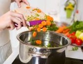 عادات خطيرة فى مطبخك تسبب التسمم الغذائى.. خلط الأطعمة المطهية بالنيئة