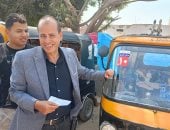 تعريفة موحدة 10 جنيهات.. رئيس مدينة العياط يضع ملصقات الأجرة بنفسه على التكاتك