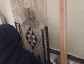 الكليم العدوي.. حرفة تراثية تنسجها السيدات وتنعش اقتصاد الأسر في منفلوط.. صور
