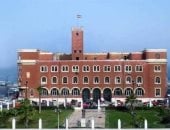 حكاية المبنى الأحمر بالإسكندرية.. أحد أشهر معالم الكورنيش.. كان مستشفى إيطالى صممه المعمارى الإيطالى إليساندرو أوريا.. وتحول لمقر جامعة فاروق الأول ثم مقرا إداريا لجامعة الإسكندرية.. صور
