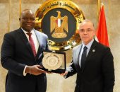 وزير الاستثمار يبحث مع نظيره بجنوب السودان تعزيز التعاون الاستثماري والتجاري