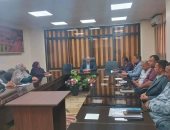 رئيس مدينة الخارجة يناقش مع رؤساء القرى ملفات التقنين وإزالة التعديات