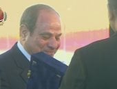 اتحاد عمال مصر يهدى الرئيس السيسى درع الاتحاد