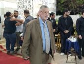 ثروت الخرباوى يتقدم الحضور فى عزاء الراحل مختار نوح بمشهد إنسانى مؤثر