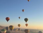 سماء الأقصر تشهد تحليق 1500 سائح من حول العالم على متن 60 رحلة بالون طائر.. صور