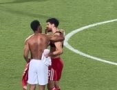 بن رمضان يتبادل قميصه مع الجزيرى بعد مباراة الأهلى والزمالك