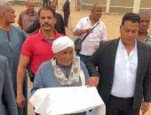 لحظة الصلح وتقديم الكفن بعد خصومة ثأرية استمرت 50 عاما فى قنا.. فيديو