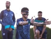 قطة يشارك فى تدريبات بيراميدز الجماعية بقناع الوجه بعد جراحة كسر الأنف