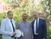 مدير تعليم الجيزة يكرم عامل خدمات حول حديقة مدرسة فى أبو النمرس للوحة فنية