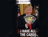 البيت الأبيض ينشر صورة لترامب: أنا أملك كل الأوراق