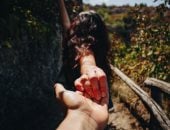 مالكش فى الكلام الرومانسى.. إزاى تعبر لها عن حبك من غير ما تنطق كلمة؟
