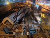 الدفع بونش لرفع آثار حادث عربة القطار الروسى بأسوان.. صور