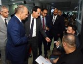 الرئيس التنفيذي لهيئة الاستثمار والمناطق الحرة يتفقد مركز خدمات المستثمرين