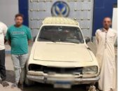 ضبط قائد سيارة سمح لشخصين باعتلائها أثناء القيادة