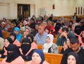 محافظ دمياط يُسلم تأشيرات الحج وجوازات السفر لحجاج بيت الله الحرام