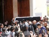 انهيار زوجة الراحل هانى شاكر أثناء توديع جثمانه إلى مثواه الأخير.. فيديو