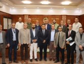 محافظ القليوبية يبحث مع صناع باسوس آليات تقنين أوضاع المصانع ودمجها بالاقتصاد الرسمى