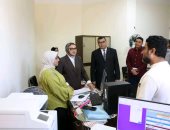 محافظ الوادي الجديد تتابع منظومة العمل بوحدة تقنين أراضي الدولة