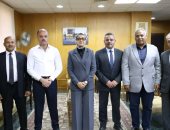 محافظ الوادى الجديد تبحث التوسع فى مشروعات الطاقة النظيفة
